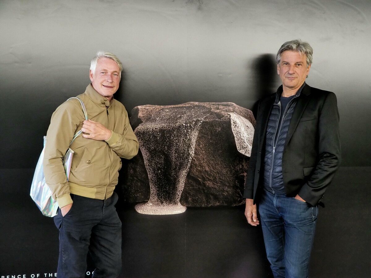 Künstler Marco Spitzar mit Kurator Arno Egger bei der Eröffnung der Ausstellung. sie