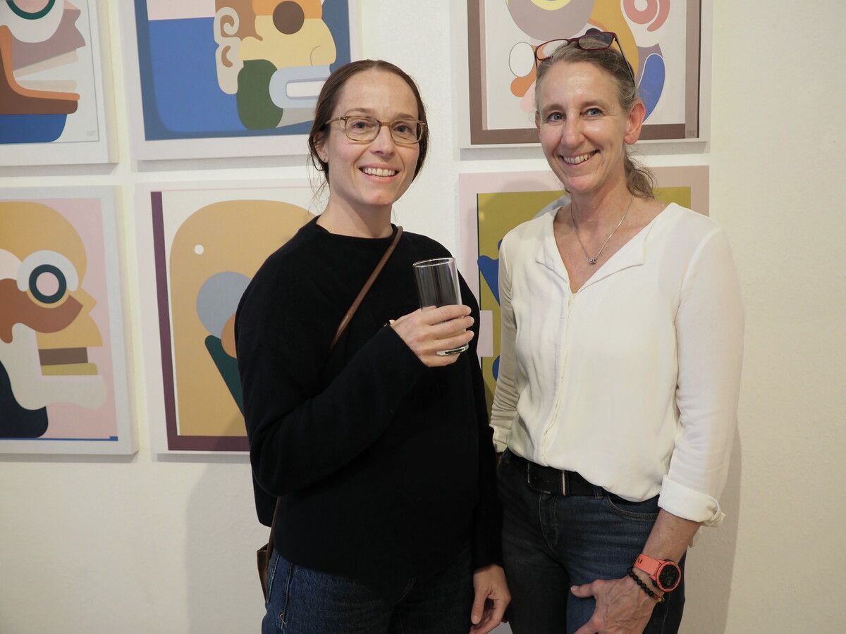 Künstlerin Anna Stemmer-Dworak mit Petra Perg (KunstVorarlberg). SIE(3)