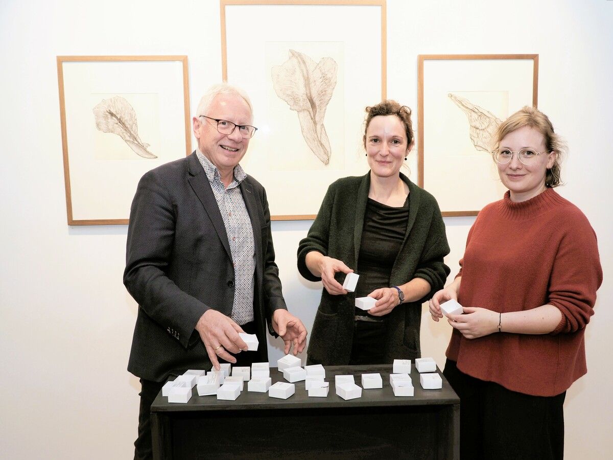 Künstlerin Melanie Berlinger (Mitte) mit Bildungshausleiter Christian Kopf und Vernissagerednerin Magdalena Venier bei der Ausstellungseröffnung. SIE