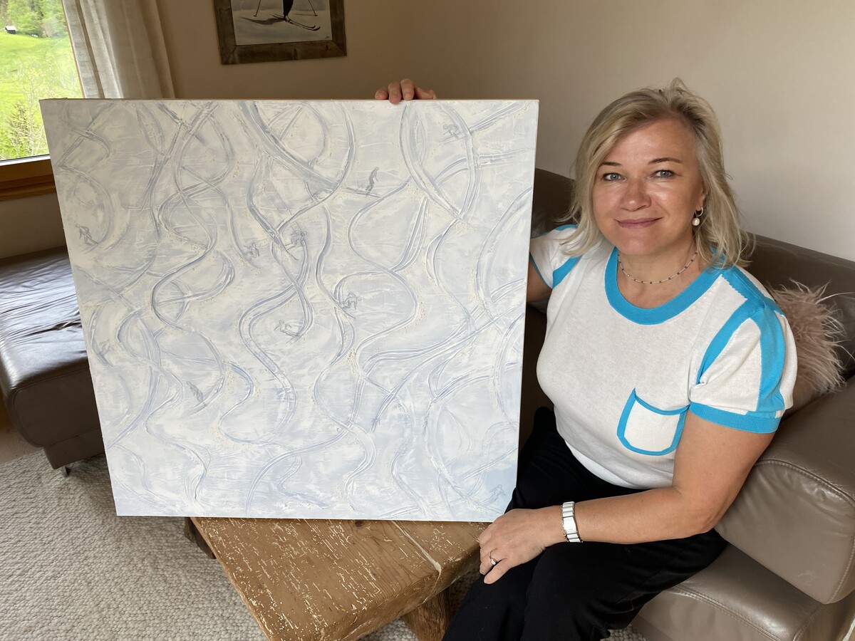 Künstlerin Svetlana Melmer ist gerade wieder an einem neuen Bild dran. Den Schnee hat sie schon gemalt. Fehlen nur noch die Skifahrer. VN/JUN (4)