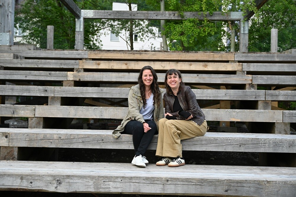 Kulturamtsleiterin Daniela Beck und Daniela Jochum, Obfrau des Vereins Kultursteg, freuen sich über die gute Zusammenarbeit. BI
