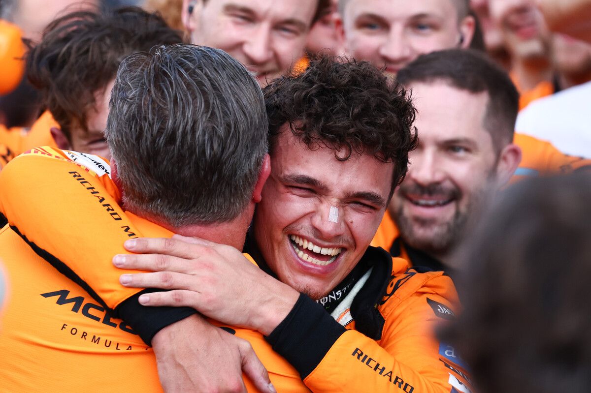 Lando Norris war überglücklich und feierte im Ziel mit seinem McLaren-Team.Gepa