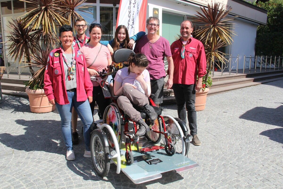 Larissa Bergthaler war mit ihrer Familie mit dem neuen Lastenfahrrad zum Frühstück gekommen. stl(2)