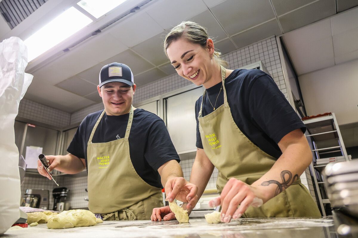 Laurin Rabensteiner und Sarah Brückner formen für die anstehenden Termine Burgerbrötchen. VN/Steurer