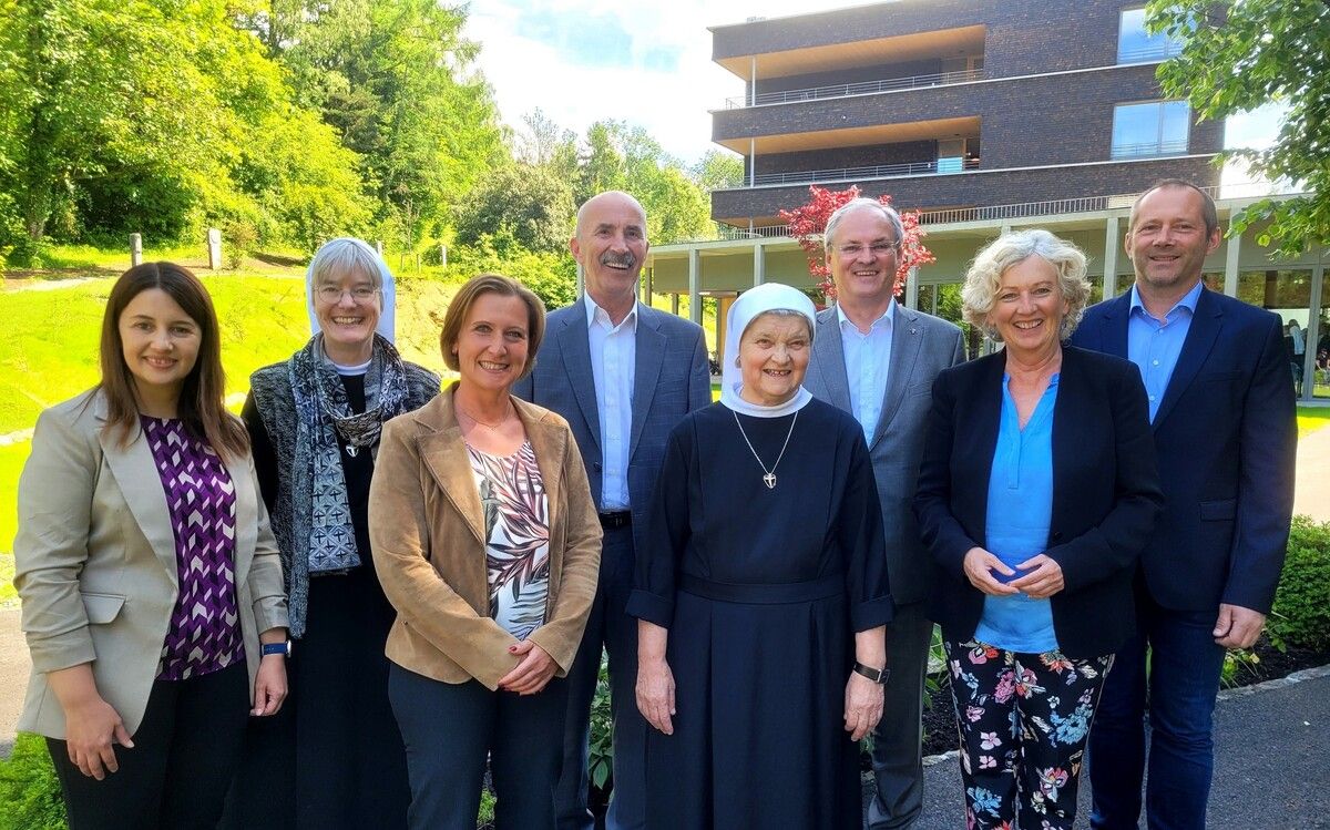 Loredana Wachs (Pflegedienstleitung), Generalvikarin Sr. Barbara Flad, Judith Wucher (Heimleitung), GF Bernhard Guggenbichler, Sr. Katharina Fraissl (Hausoberin), Landtagspräsident Harald Sonderegger, Soziallandesrätin Katharina Wiesflecker, GF Wolfgang Tripp (v. l.). BMS (3)