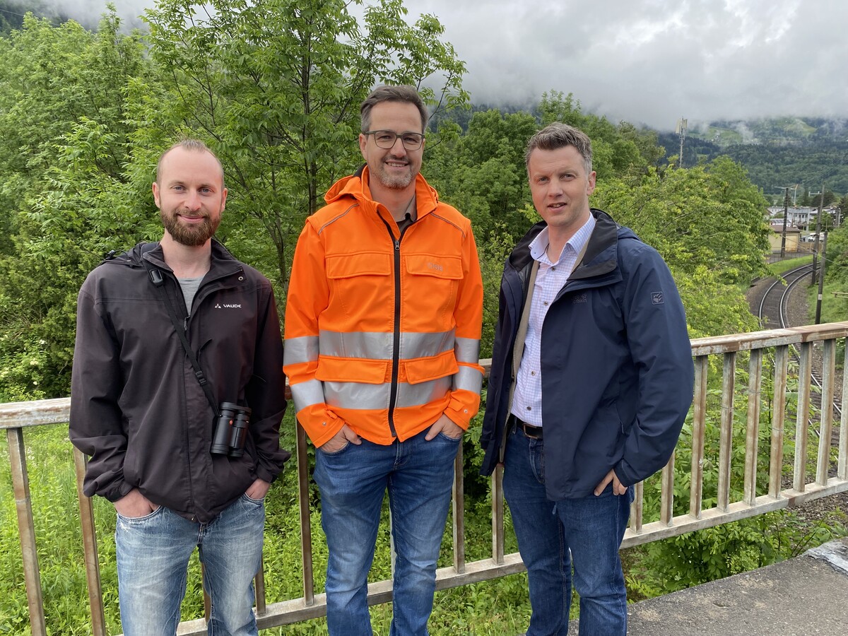 Lorenz Mint (l.) vom Umweltbüro Schütz, Michael Fehr (im Projektteam der ÖBB) und Pressesprecher Christoph Gasser-Mair (r.) stehen hier vor dem Auwald, für den Ausgleichsmaßnahmen getroffen werden müssen.VN/JUN (2)