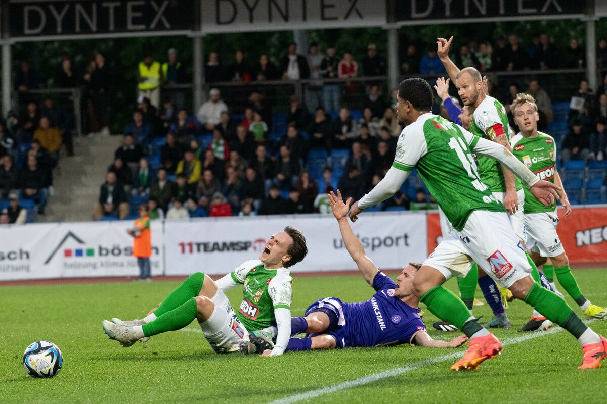 Lukas Fridrikas verletzte sich im Duell mit Matteo Meisl, musste ebenso wie Anderson frühzeitig das Spielfeld verlassen. Für beide ist die Saison erledigt.Rhomberg/gepa