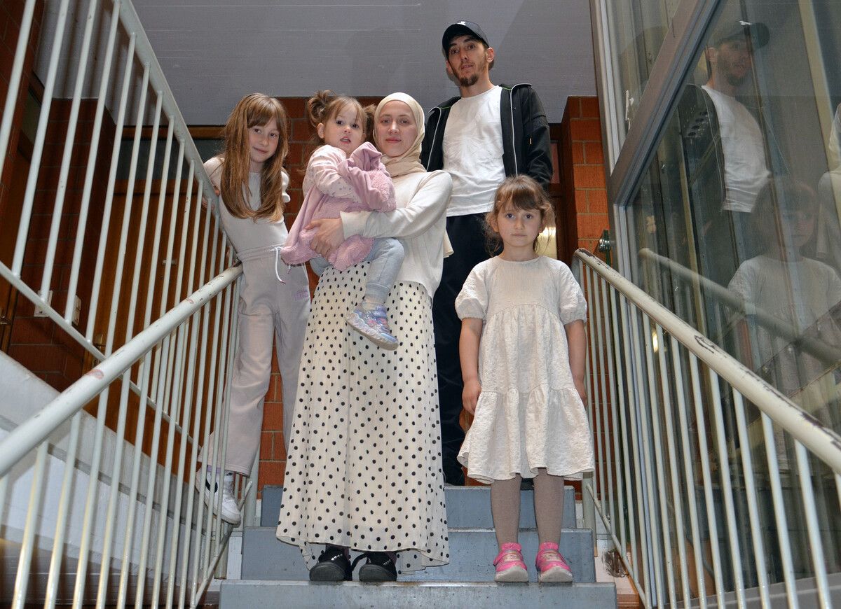 Malika Shagireeva und Askhab Nagomerzaev leben mit ihren drei Kindern in einem Wohnblock in der Bregenzer Achsiedlung. HRJ