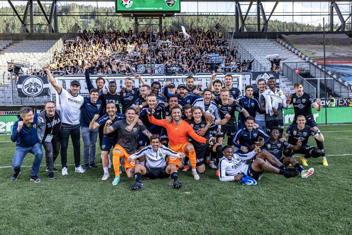 Mannschaft, Betreuer und Fans feierten am Wochenende am Tivoli gemeinsam den vorzeitig geschafften Verbleib in der österreichischen Bundesliga.Meier