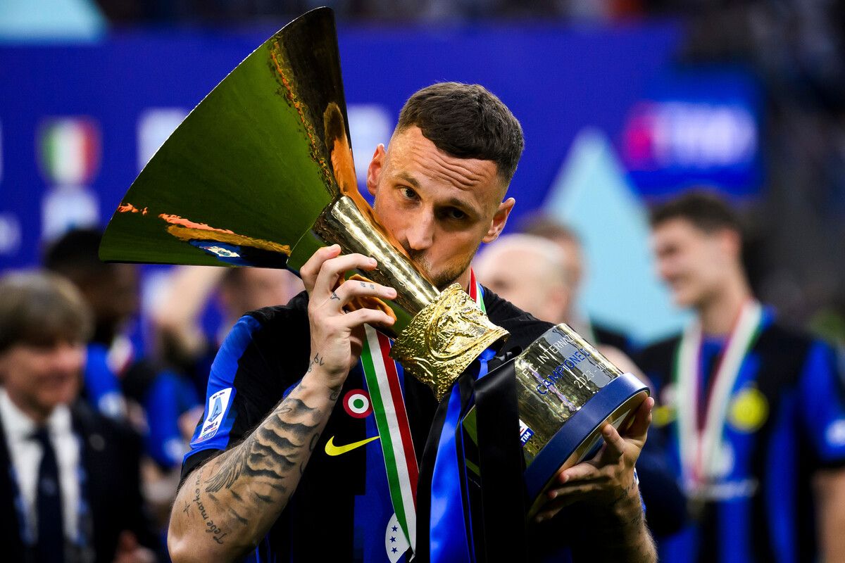 Marco Arnautovic mit dem Pokal. Der ÖFB-Teamspieler will bei Inter bleiben.gepa