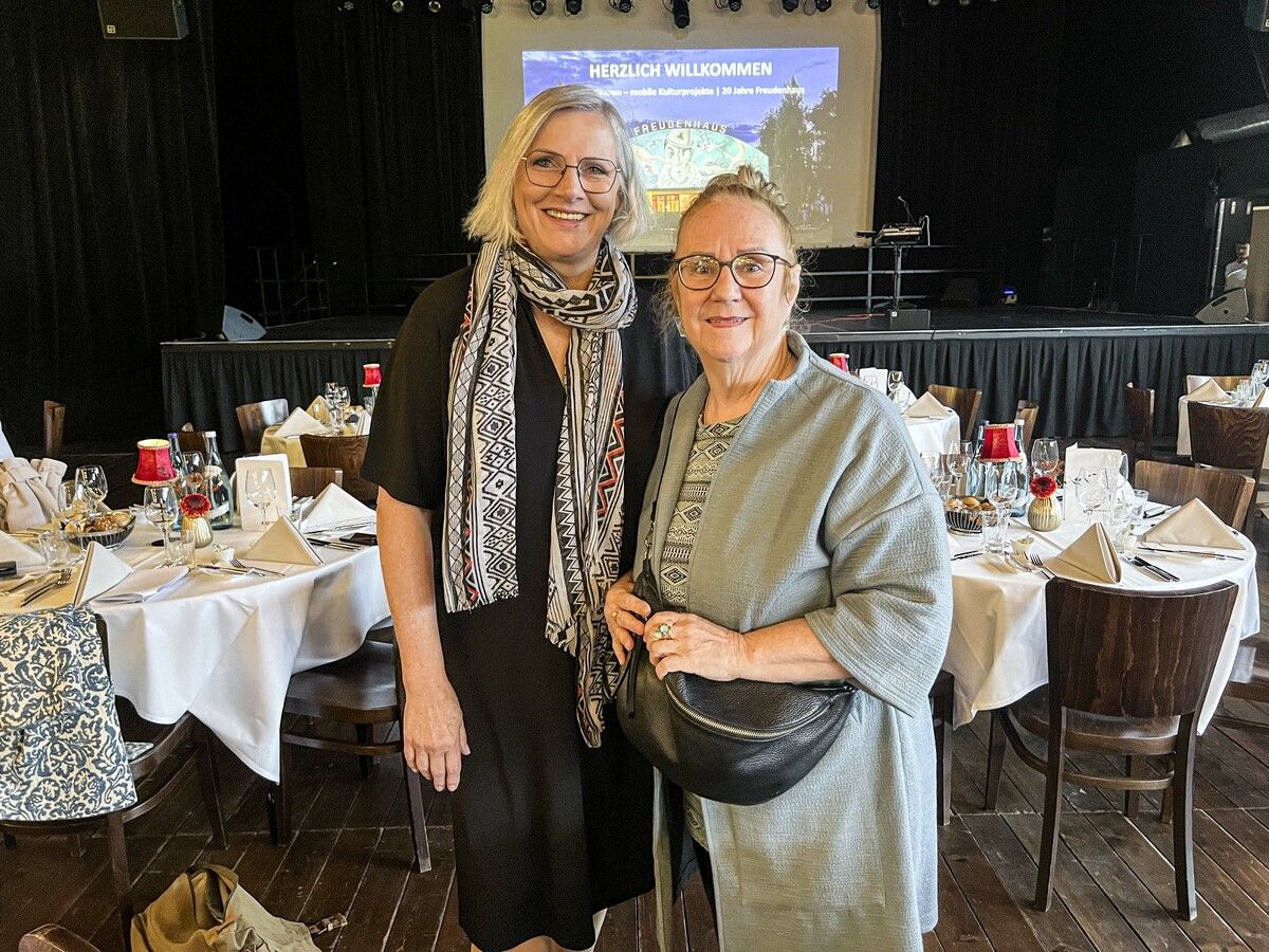 Maria Neuschmid und Veronika Ess waren unter den Gratulanten.