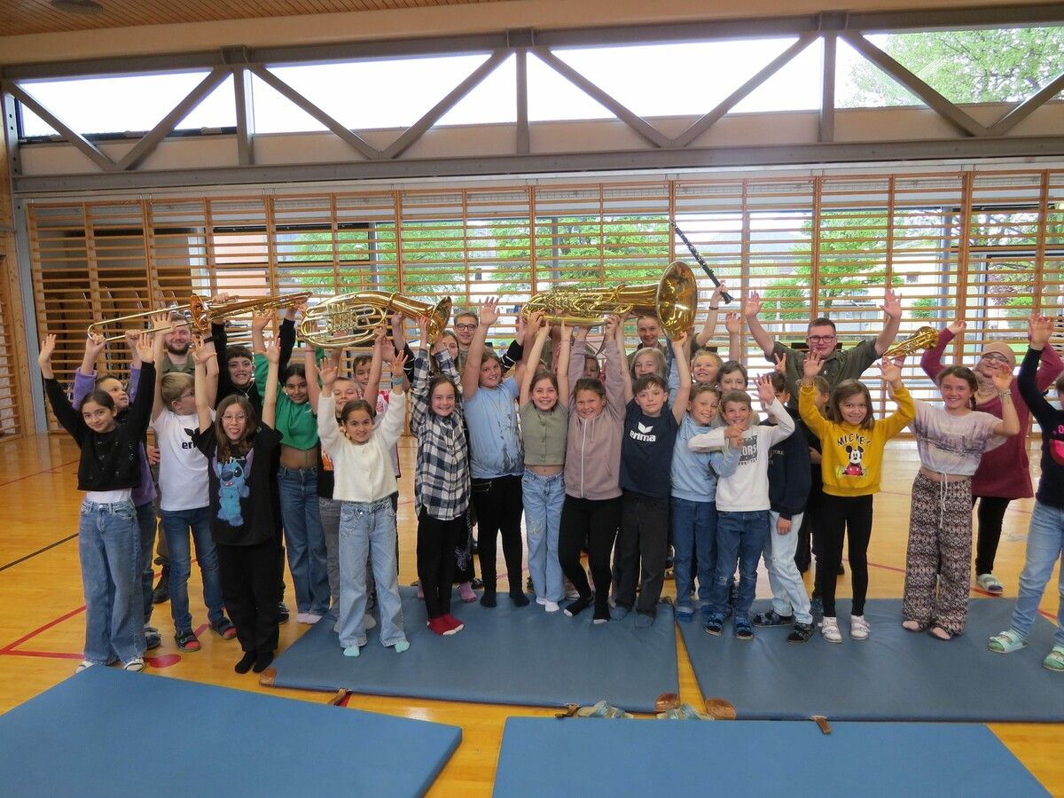 Militärmusiker der Militärmusik Vorarlberg präsentierten den Schülerinnen und Schülern der Volksschule Sulz eine Vielfalt an Musikinstrumenten. Schützenmusikverein Sulz