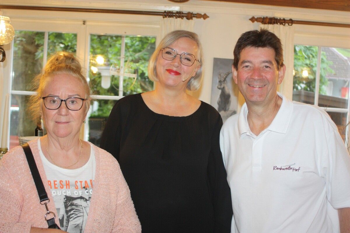 Mit der Veranstaltung unter dem Motto „Lachen und Essen“ zeigten sich Geschäftsführer Roland Vith, Kabarettistin Maria Neuschmid und Veronika Ess sehr zufrieden. VN/TK