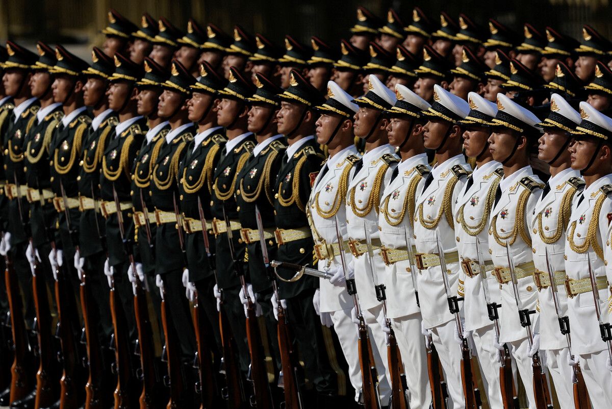 Mitglieder der Ehrengarde reihen sich in Peking zur Begrüßung des Präsidenten von Äquatorialguinea Teodoro Obiang Nguema Mbasogo auf. RTS