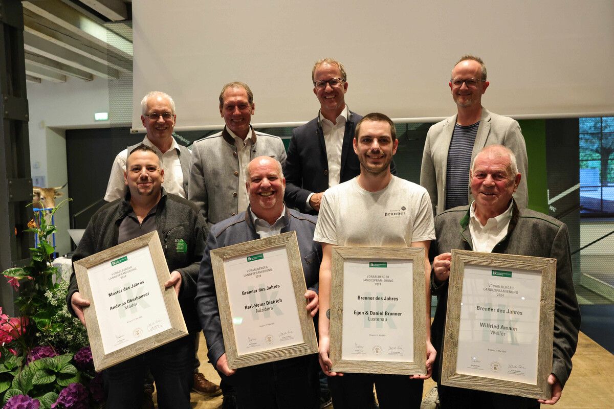 „Moster des Jahres“ Andreas Oberhauser (Mäder, vorne v.l.), die „Brenner des Jahres“ Karl-Heinz Dietrich (Nüziders), Daniel Brunner (Lustenau) und Wilfried Amann (Weiler). Hinten, v.l.: Ulrich Höfert, LWK-Präsident Josef Moosbrugger, LR Christian Gantner und Ländle-Marketing-GF Marcel Strauß. AME (2)