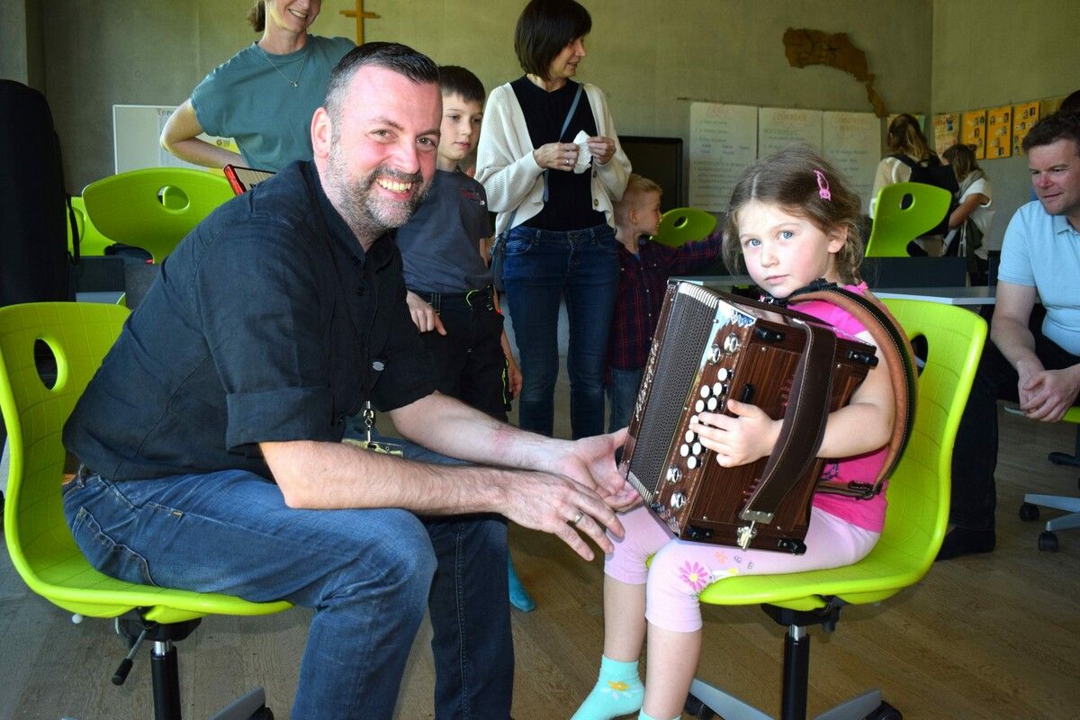 Musiklehrer Kurt Lipburger konnte die Kinder für sein Instrument begeistern. ME (2)