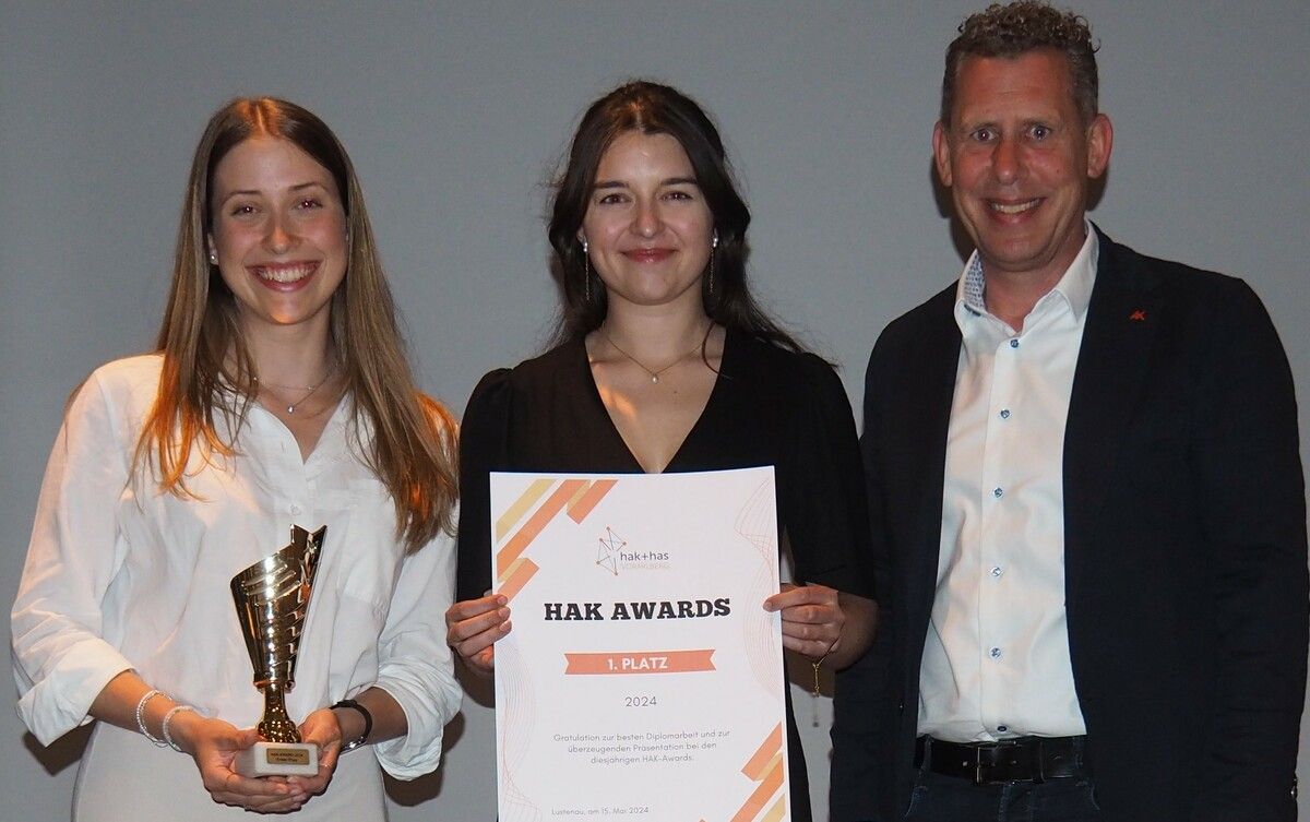 Nach zwei Siegen bei der schulinternen Präsentation und dem Gewinn der BTV-Trophy in Innsbruck holten Elena Feurstein und Mona Greussing (im Bild mit AK-Präsident Heinzle) auch den HAK Award. STP (2)