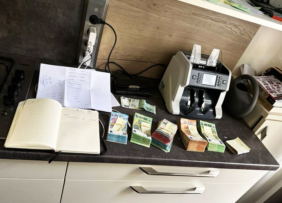 Neben den Drogen wurden 77.885 Euro an Bargeld entdeckt. apa/LPD NÖ/LKA 