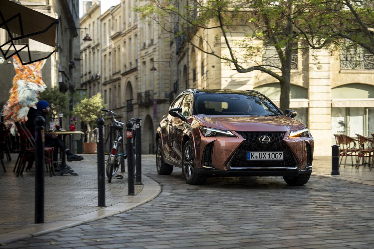 Neue Technik, bekanntes Blechkleid: Dem Lexus UX ist das Update vom 250h auf den neuen 300h äußerlich nicht anzusehen.werk