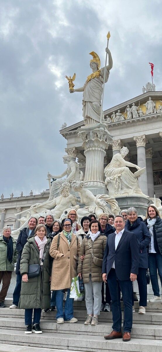 NR Norbert Sieber gab den Frauen der Frauenbewegung Hohenems in Wien aufschlussreiche Einblicke ins neue Parlament.Frauenbewegung Hohenems
