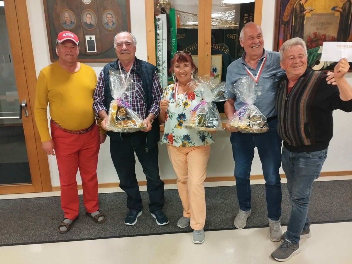 Obmann Florian Drissner, Wolfi und Maria Winkler, Jakob Meyer und Much Tschohl (v. l.).Erster Einachser AEBI Club