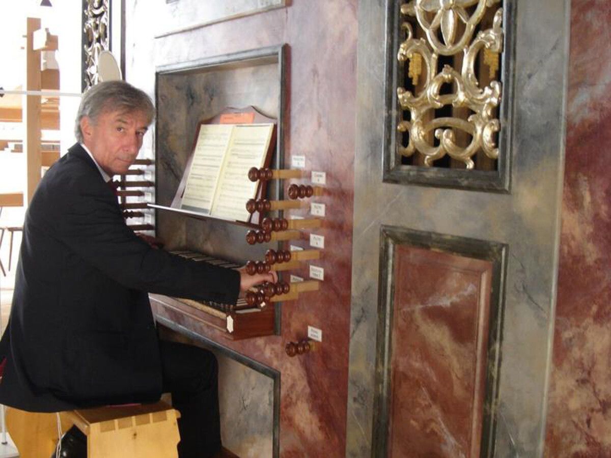 Organist Dr. Bruno Oberhammer zieht am Montag in Höchst die Register.Höchst