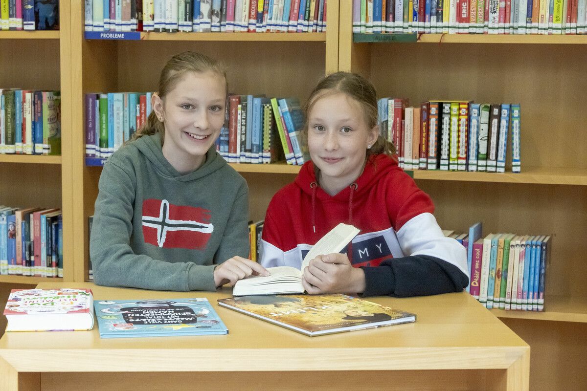 Paige Smolnik (l.) und Emely Mia Ratz von der Mittelschule Wolfurt bereiten sich schon auf die Buch am Bach vor. VN/Paulitsch