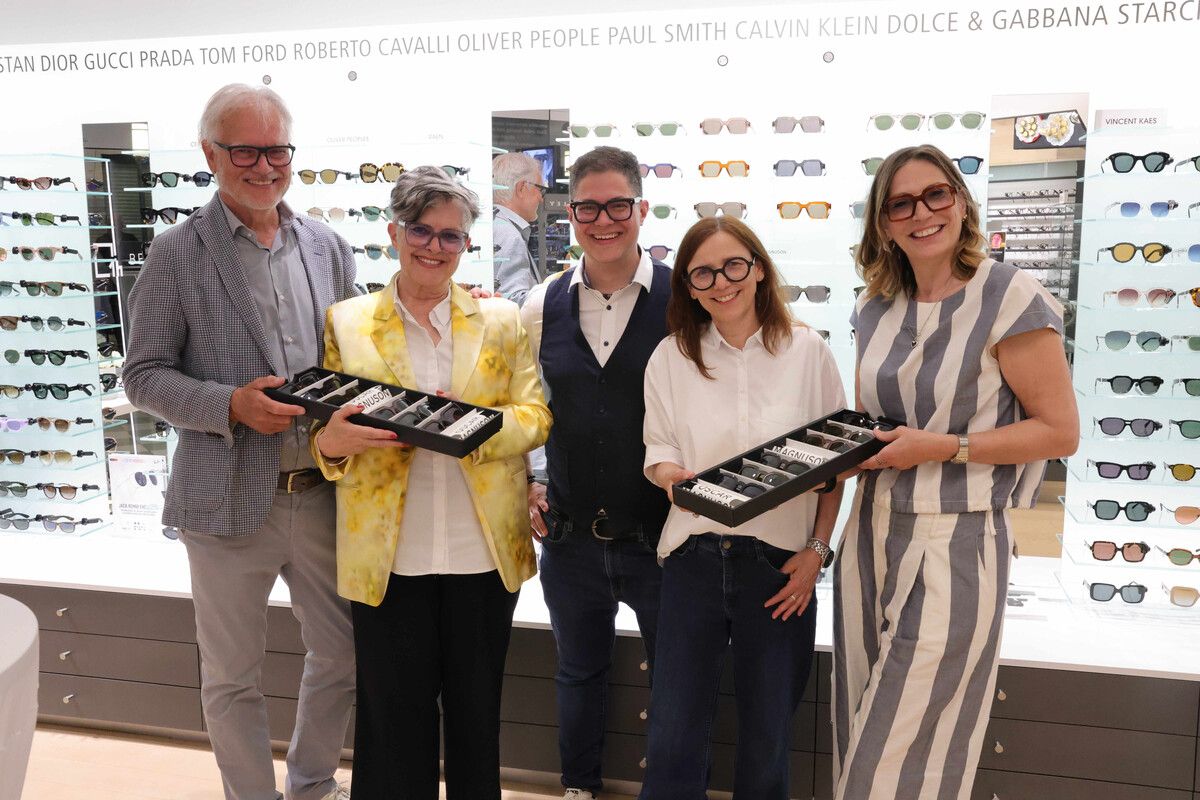 Peter, Susanne und Alexander Scharax, Filialleiterin Margarethe Posch und Oscar-­Magnuson-Repräsentantin Ann Cieters. AME