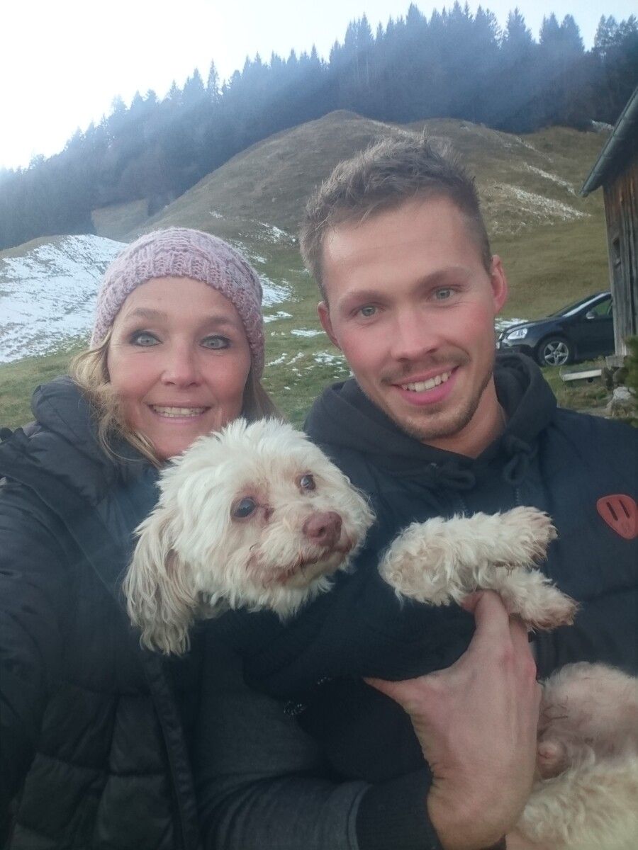 Philip mit seiner Mutter Cornelia und seinem Hund Linus. Der Vierbeiner überlebte Philip um zwei Monate. Linus fraß nichts mehr. Er starb vermutlich an gebrochenem Herzen. Jochum(2)