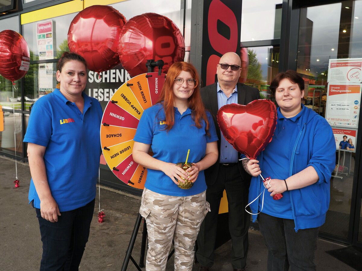 Regionsleiter Heinz Bogensberger mit Filialleiterin Susanne Bergmann, Lehrling Sonya Deutsch und Mitarbeitern Sam Riba bei der Eröffnungsparty bei Libro in Rankweil.