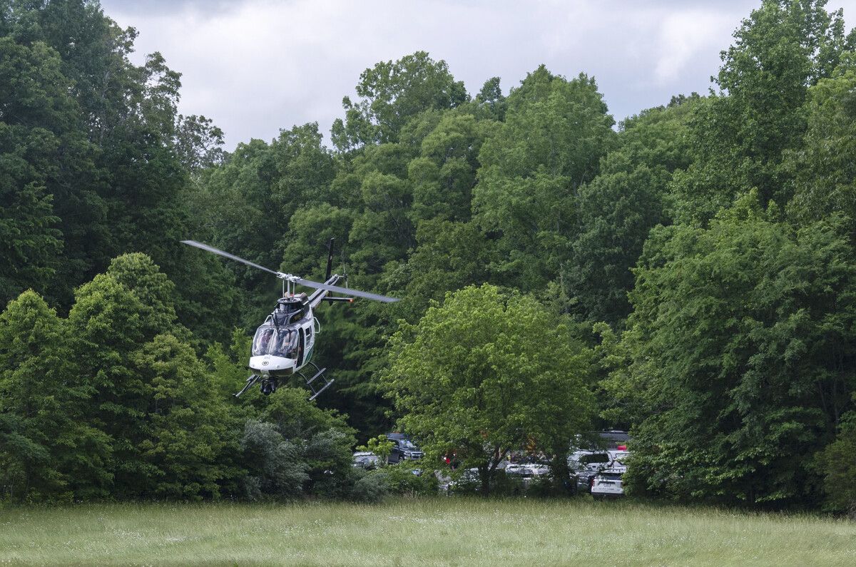 Rettungskräfte treffen mit einem Hubschrauber an der Absturzstelle ein. AP