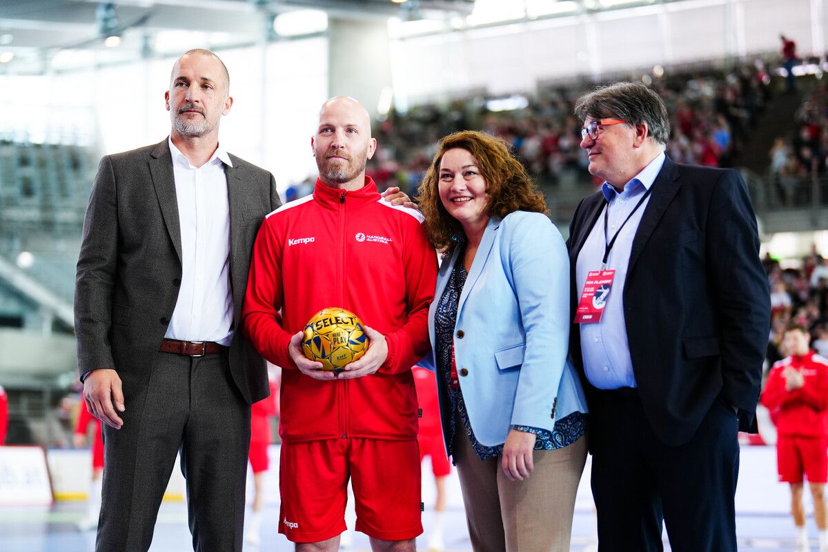 Robert Weber mit ÖHB-Sportdirektor Patrick Fölser.APA