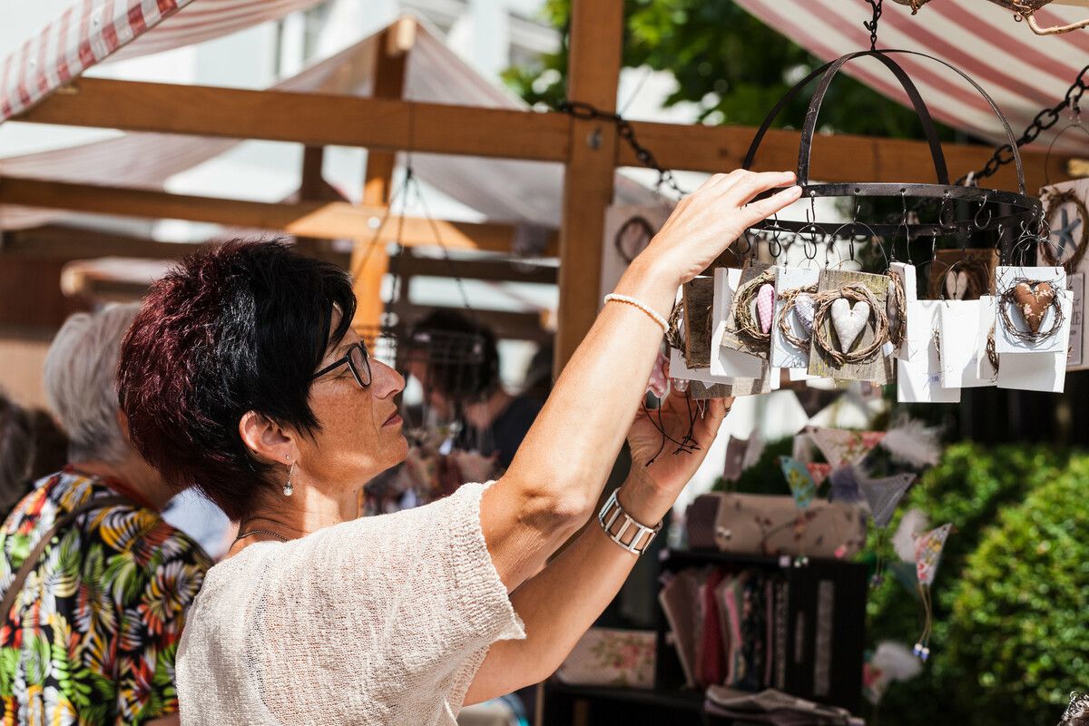 Rund um das Montforthaus gibt es am Samstag kunsthandwerklich gefertigte Unikate.Stadtmarketing und Tourismus Feldkirch GmbH