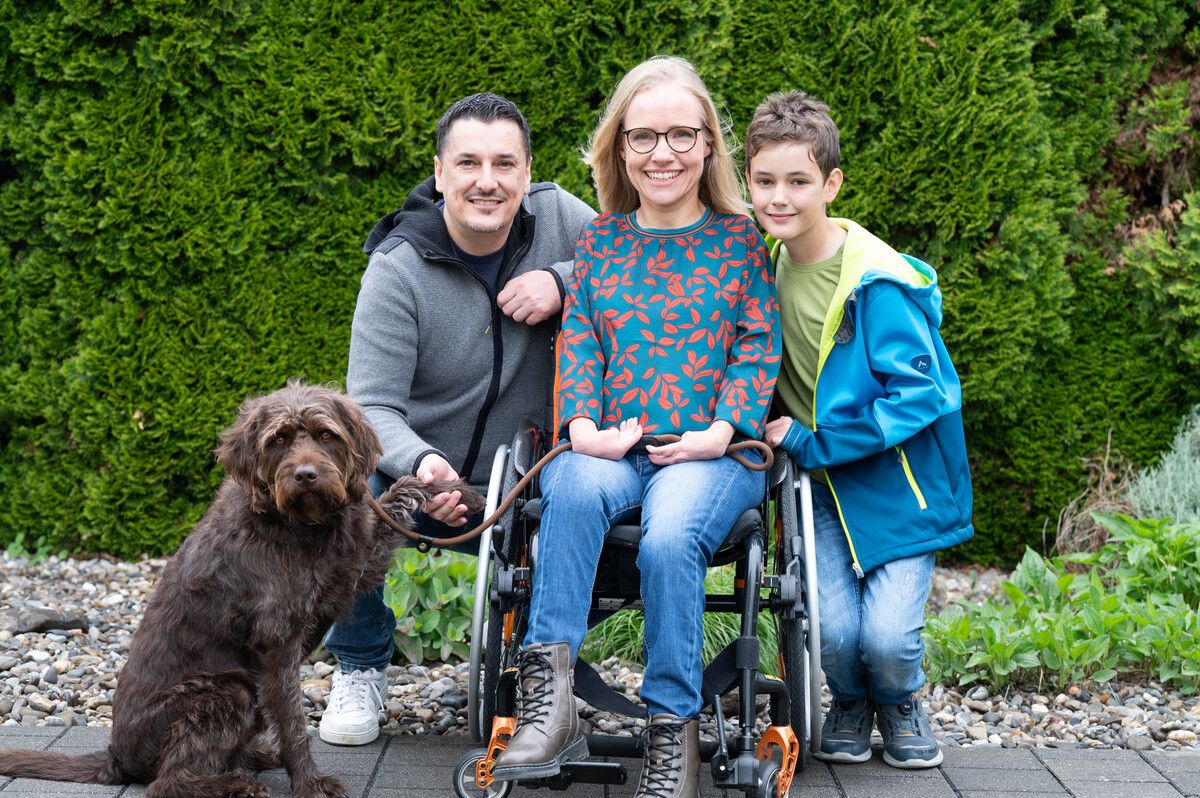 Sabrina Nitz, Partner Daniel Studer, Sohn Jamie und Hund Findus sind ein eingespieltes Team. VN/Serra