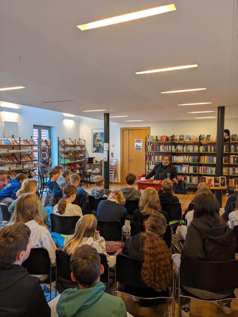 Schriftsteller Christian Linker las in der Hohenemser Bücherei.Stadt hohenems