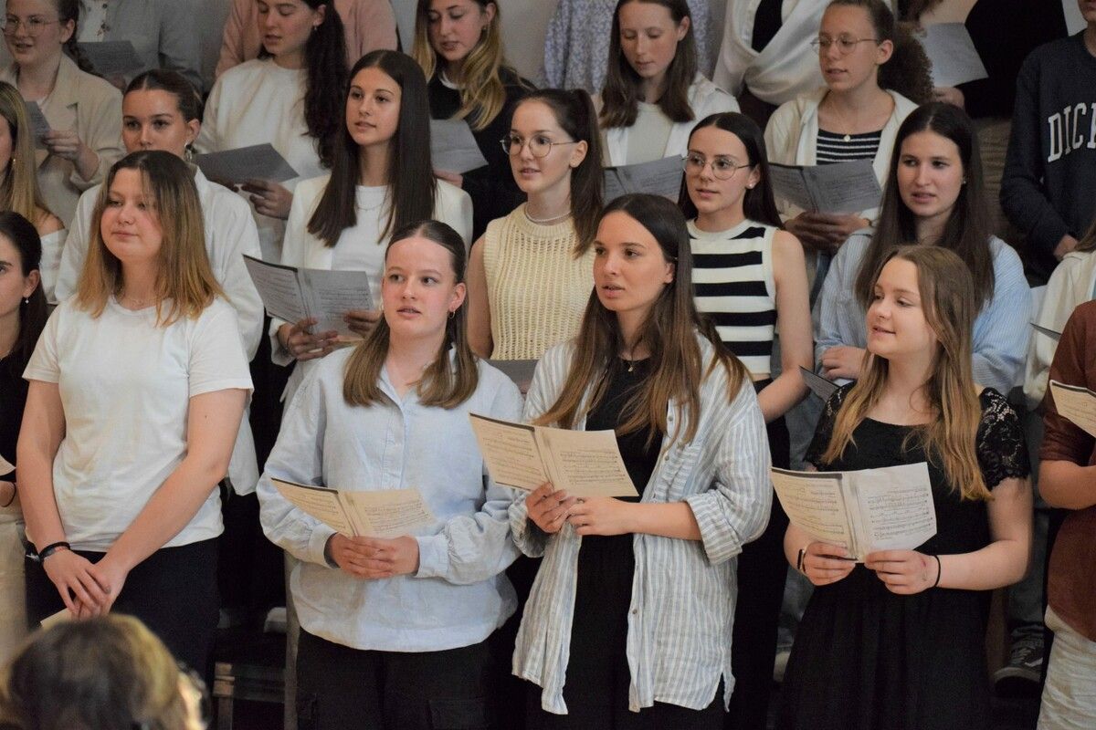 Schülerinnen und Schüler des musischen Zweigs zeigen ihr Können. ME (2)