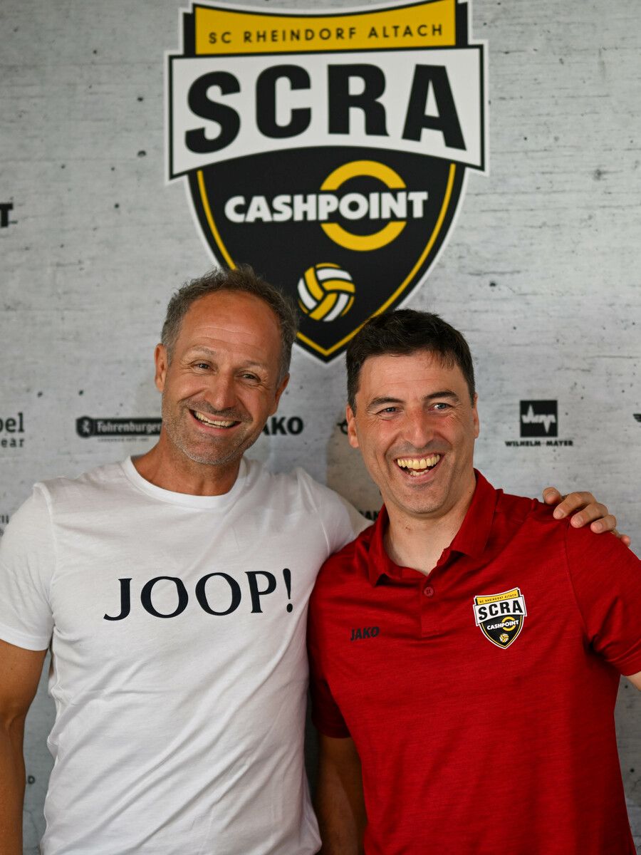 SCRA-Sportchef Roland Kirchler (l.) hält große Stücke auf Trainer Standfest.
