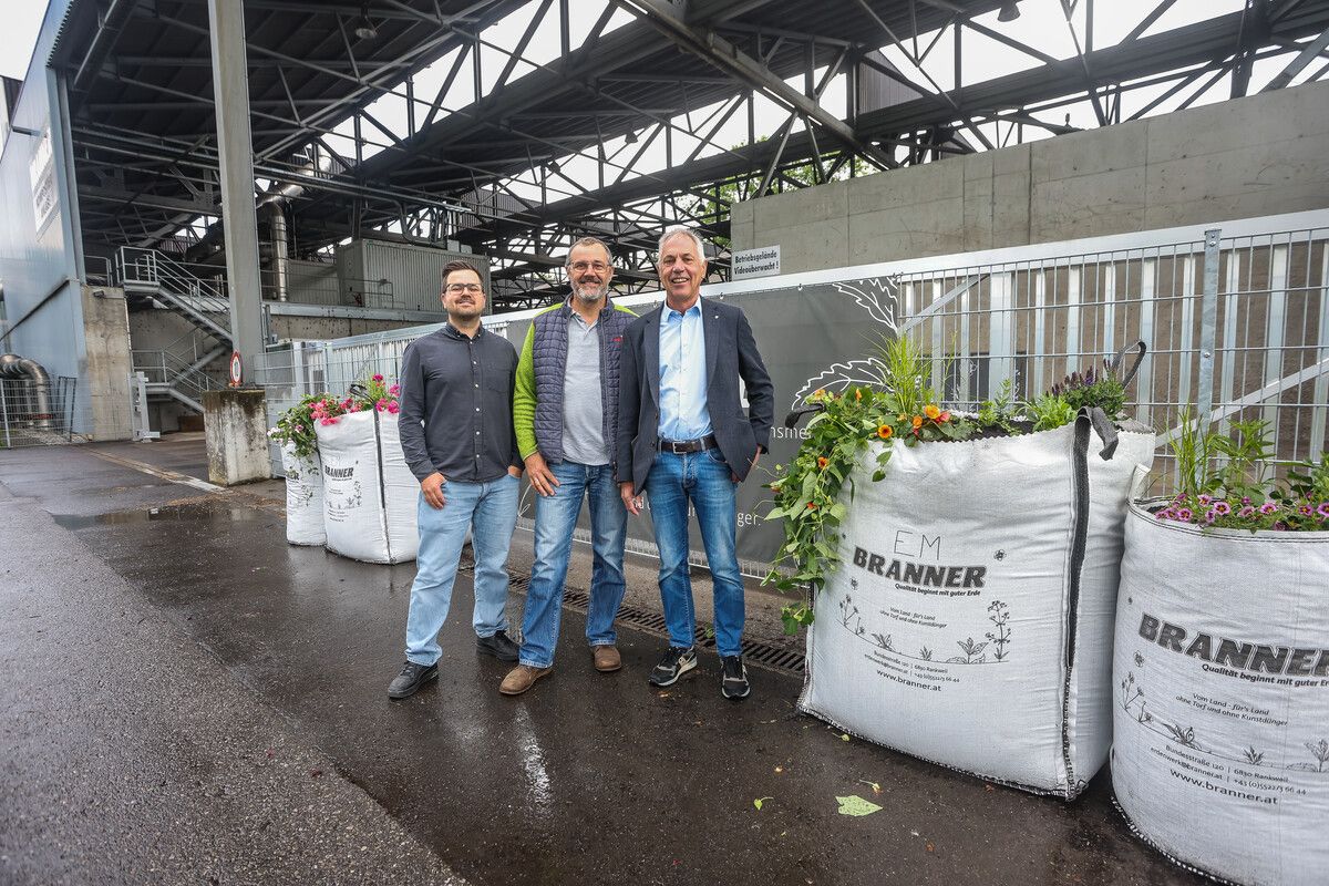 Simon Vonblon, Christoph Branner und Betriebsleiter Wilfried Nesensohn mit dem Rohstoff, aus dem die torffreien Erden hergestellt werden. VN/Steurer(2)