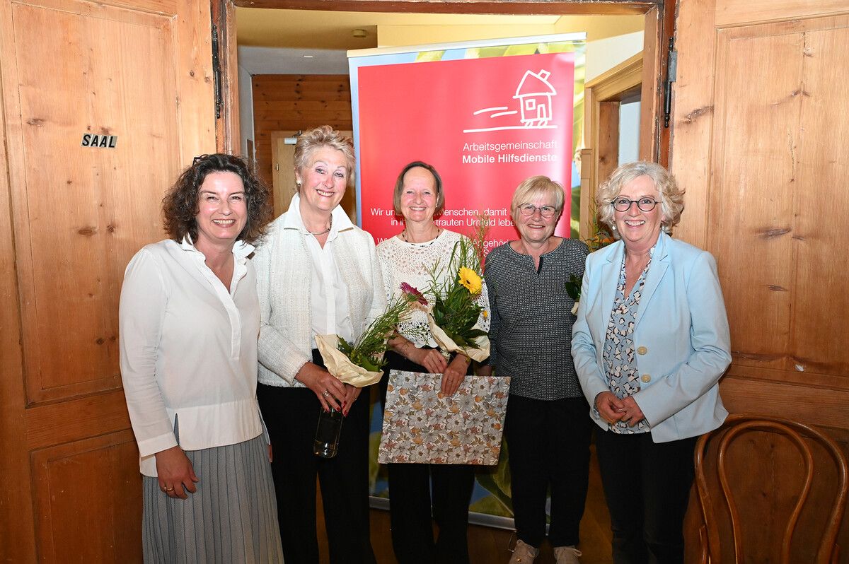 Simone Bemetz-Kochhafen mit den Jubilarinnen (20 Jahre MoHi): Obfrau Kitty Hertnagel, Anita Pfefferkorn und Herlinde Wachter mit LR Katharina Wiesflecker. afp (5)