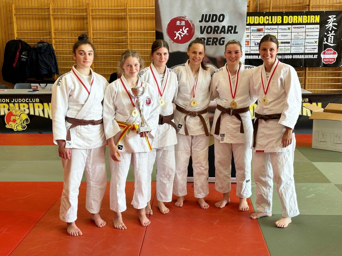 So sehen Siegerinnen aus – die Judoka-Damen aus Dornbirn holten sich bei der Landesmeisterschaft 2024 den Sieg. UJC