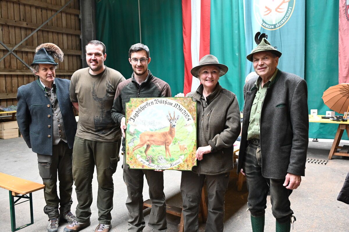  Sonja Holzmüller – die erste Frau in der Geschichte des Bürser Jagdschießens – gewann die Ehrenscheibe. DOB(2)