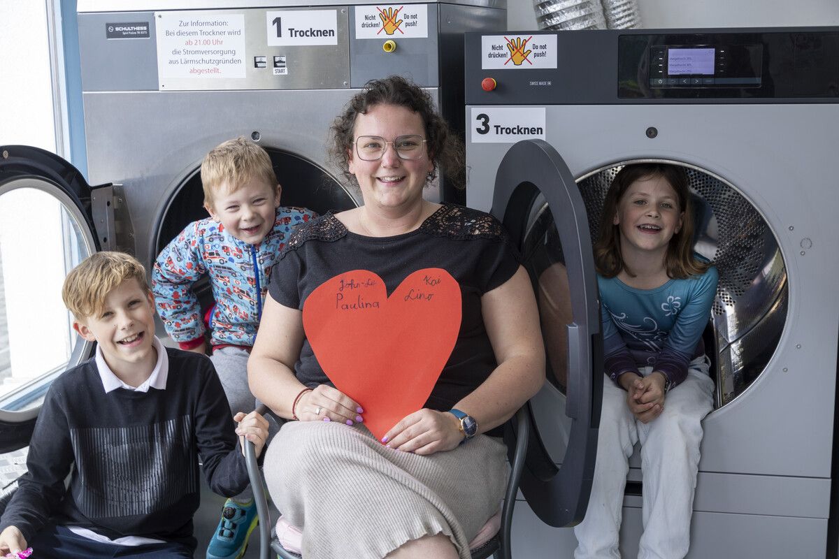 Stefanie Grabher ist nicht nur vierfache Mama, sondern betreibt auch einen Waschsalon in Lustenau.VN/Paulitsch