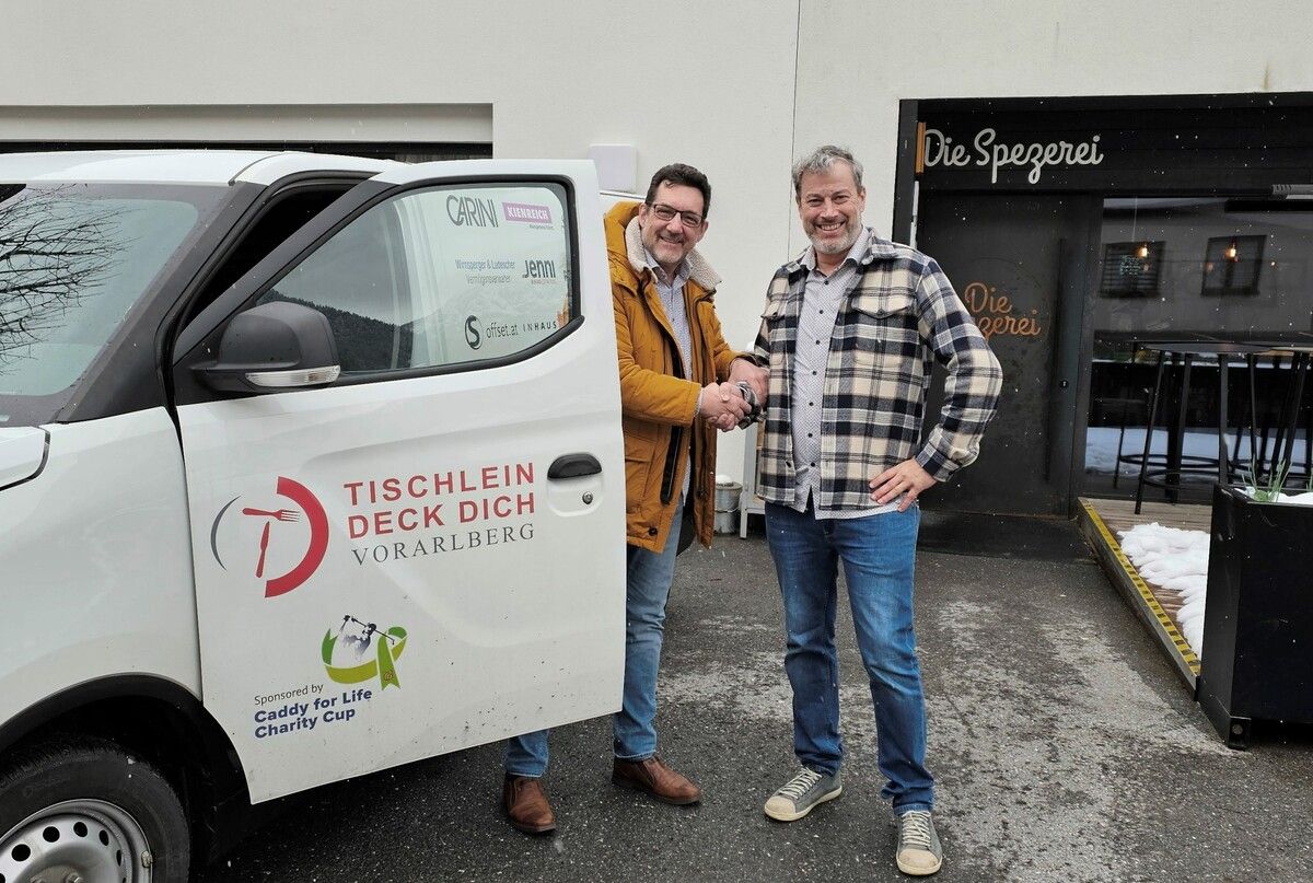 Stellvertretend für Tischlein deck dich übernahm Andreas Seeburger (l.) von Hannes Durnwalder (r.) die mittlerweile 3. großzügige Spende von der „Spezerei“ in Brand. Spezerei Brand