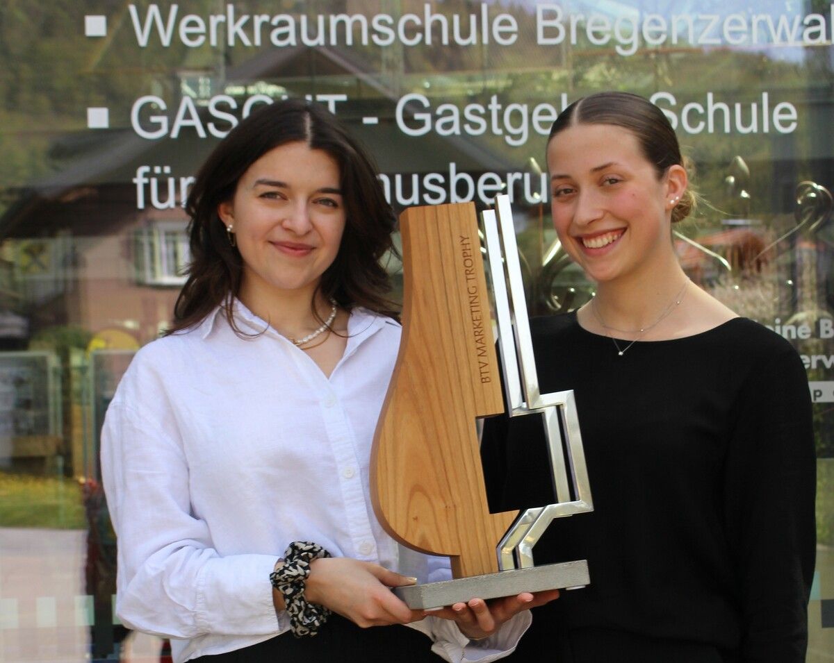 Stolz präsentieren Elena Feurstein und Mona Greußing die BTV-Trophäe, die sie mit ihrer Diplomarbeit in Innsbruck erringen konnten. STP (4)