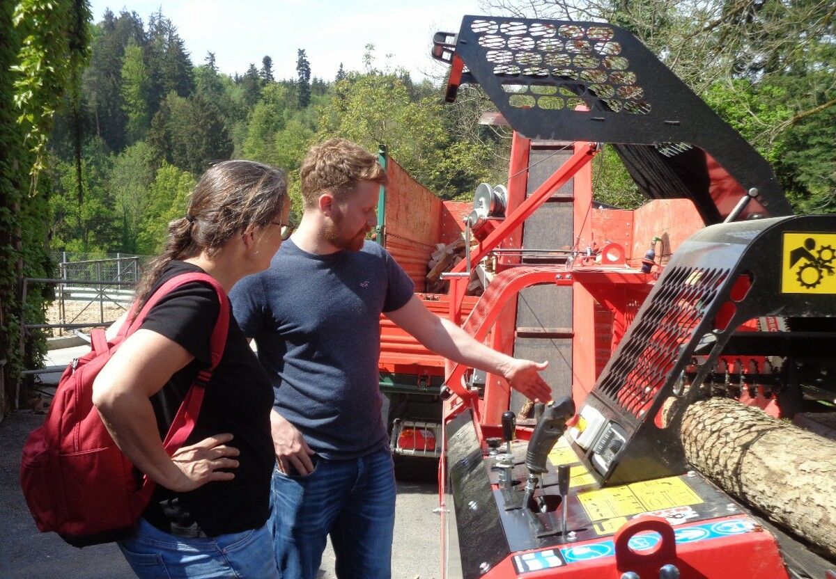 Stolz präsentierte Kilian Kemter seine neue Brennholzmaschine, ein weiteres Standbein der Nebenerwerbslandwirtschaft. STP (3)