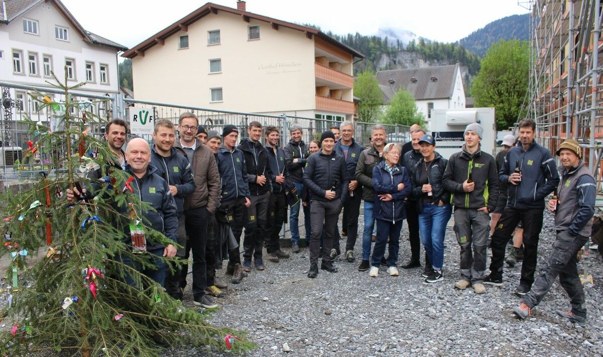 Streng genommen ist eine Firstfeier – wie schon der Name sagt – in erster Linie ein Fest für die Zimmerer. Kaspar Greber war deshalb mit seiner gesamten Mannschaft aufmarschiert. Rund 600 Festmeter Bauholz haben sie verbaut. STP