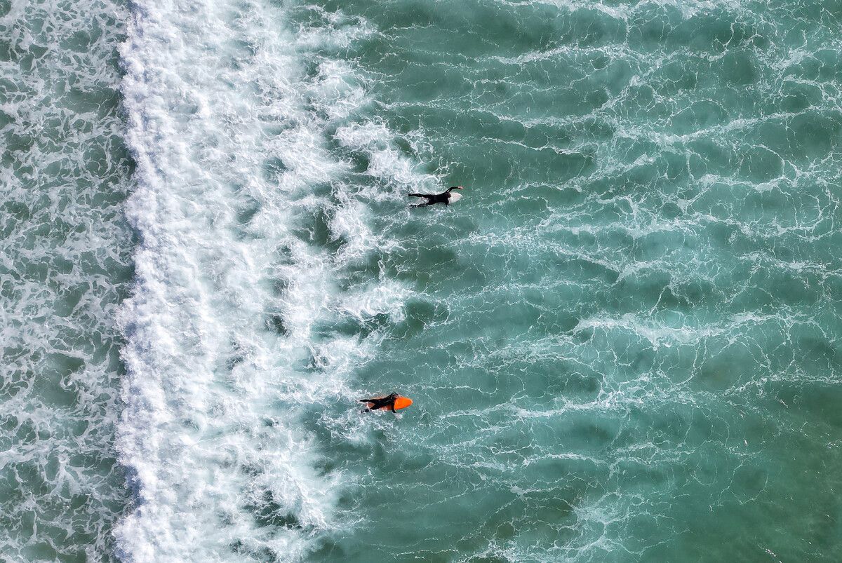 Surfer nutzen das warme Frühlingswetter am Fistral Beach in Newquay im Südwesten Großbritanniens. Reuters