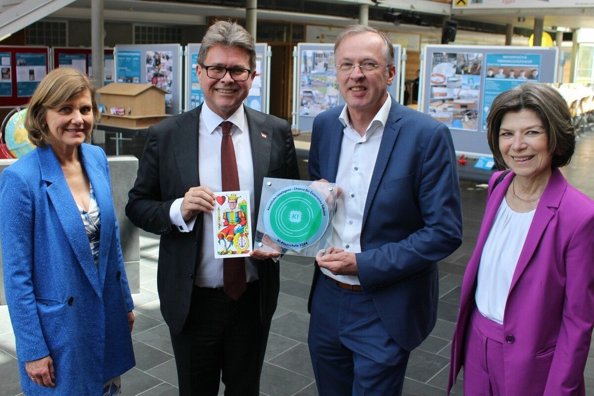 Symbolische Auszeichnung als KI-Testschule: LSth. Barbara Schöbi-Fink (l.), Monika Steurer, Leiterin der Bildungsdirektion (r.), und Minister Polaschek überreichten Dir. Hammerer die Plakette, der Minister bekam als Erinnerung einen „Polaschenk-Herz-König“.