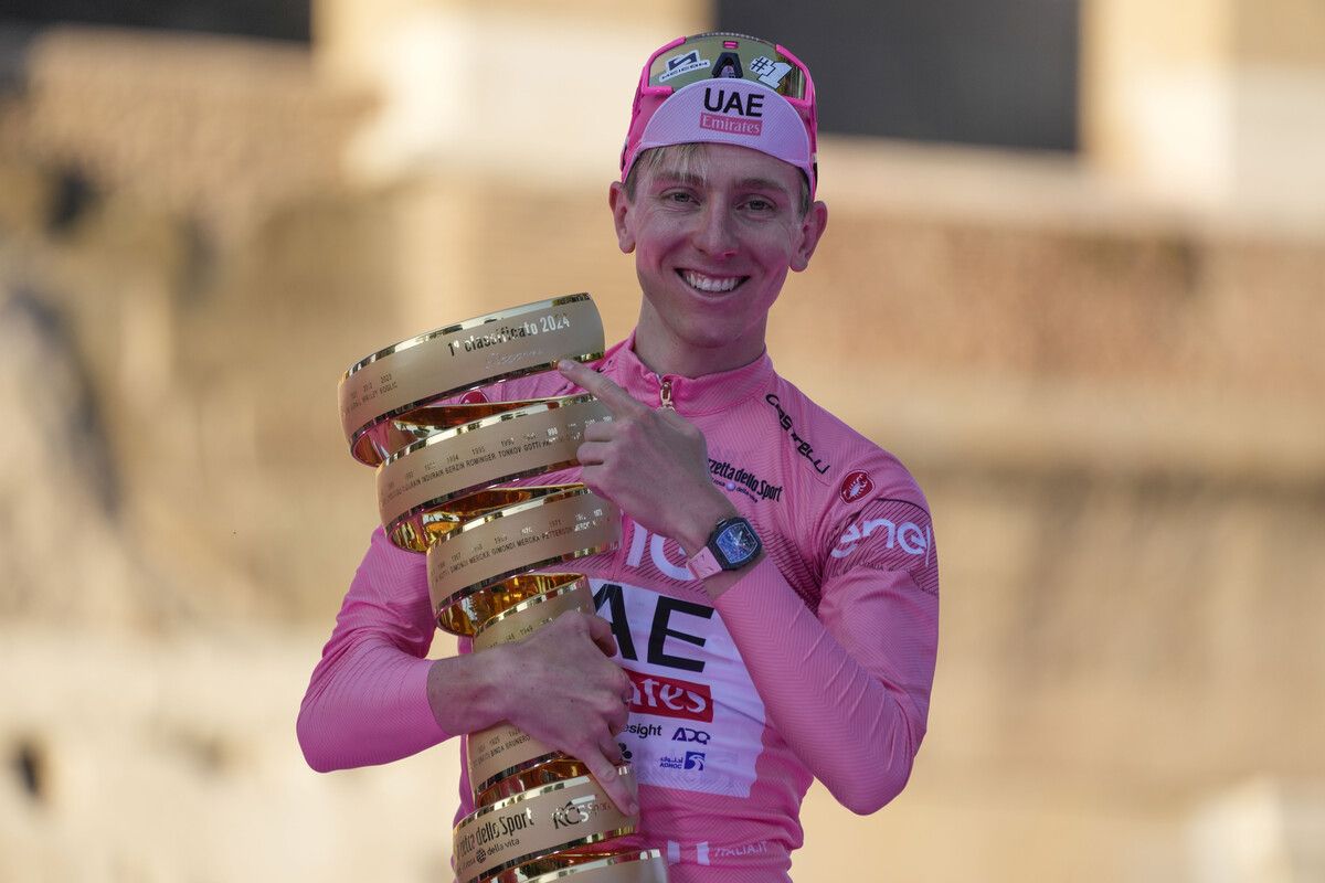 Tadej Pogacar in Rosa mit der Giro-Trophäe.Ap
