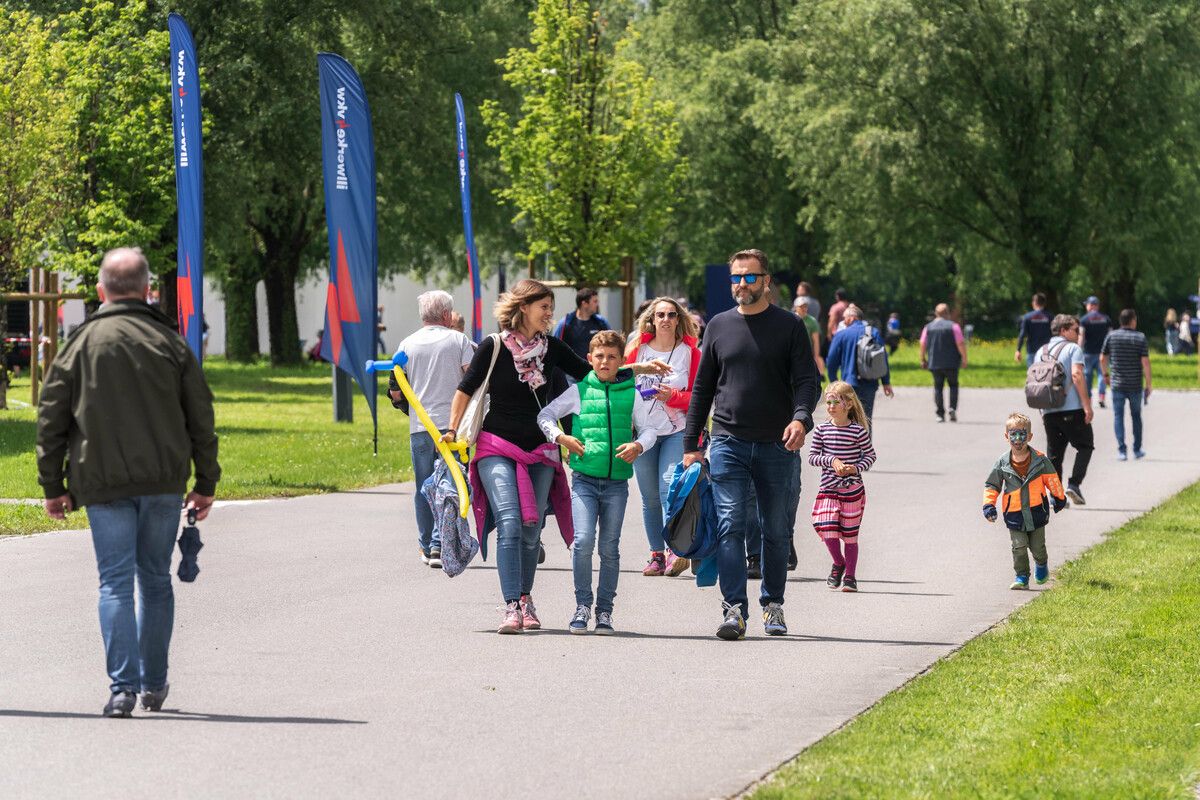 Tausende Besucher nutzten die Möglichkeit für einen Besuch.